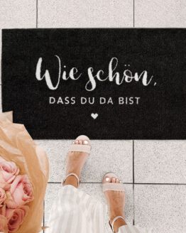 Fußmatte 'Wie schön, dass du da bist', schwarz, von Eulenschnitt bei fox and badger