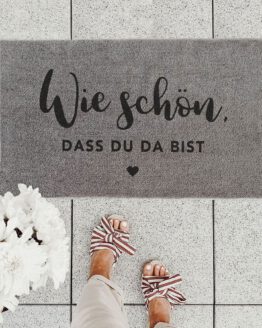 Fußmatte 'Wie schön, dass du da bist', grau, von Eulenschnitt bei fox and badger